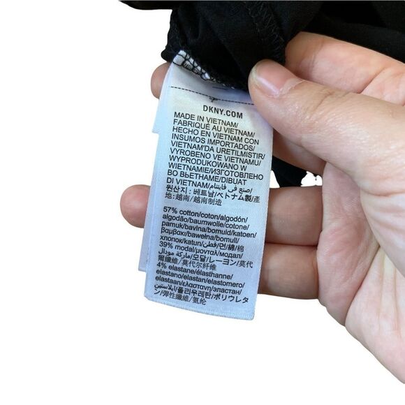 DKNY Black Short Sleeve V neck tshirt Size small - Picture 5 of 7